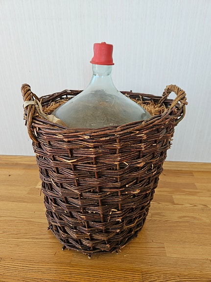 Erittäin iso lasipullo korissa