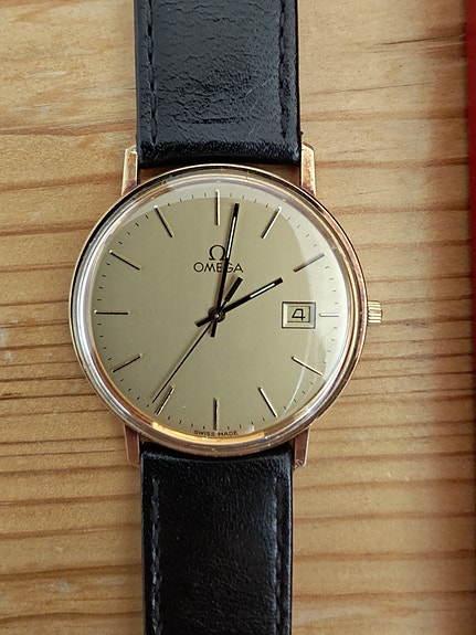 Kultainen Omega rannekello