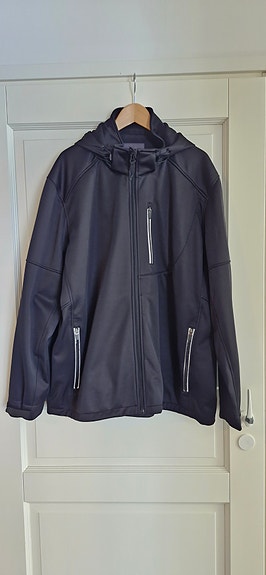 hyväkuntoinen miesten musta softshell takki