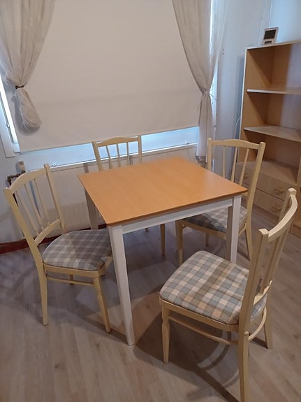 Pöytä ja neljä tuolia