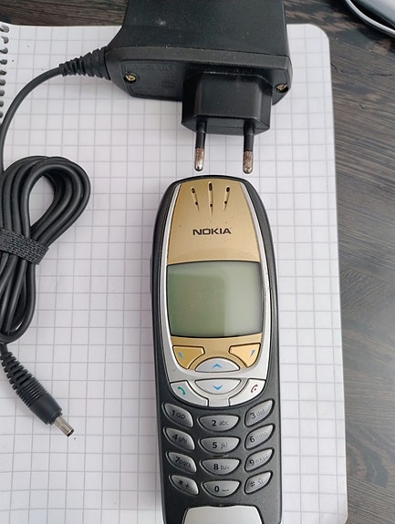 Nokia 6310 matkapuhelin laturilla