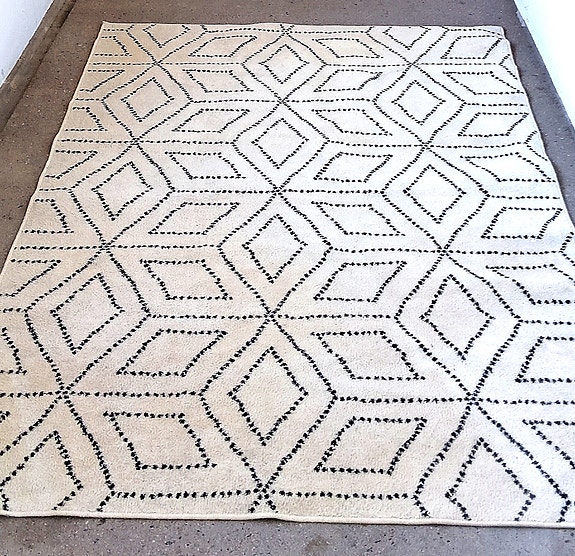 LUONNONVALKOINEN MATTO, MUSTILLA GEOMETRISILLÄ KUVIOINNEILLA