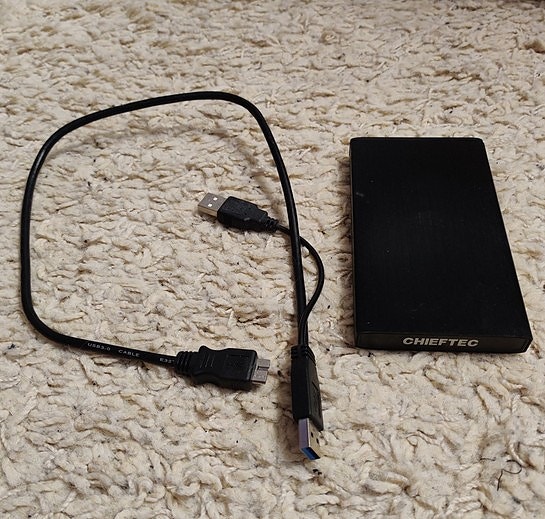 Myydään 2.5" ulkoinen USB3-kovalevy 750GB