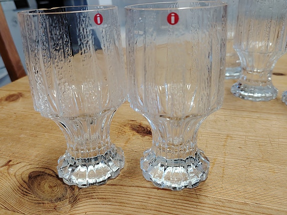 Iittala lautasia ja laseja