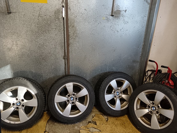 BMW E60/E61 original nastarenkaat vanteilla