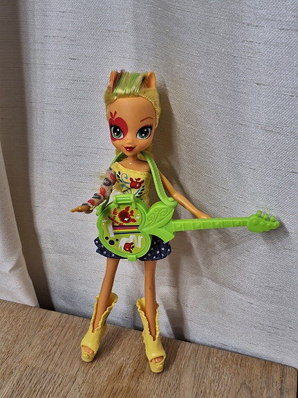 Myydään söpö My Little Pony EG Rainbow rocks Applejack nukke