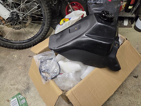 Honda crf rally 250 isompi tankki 12.5 l