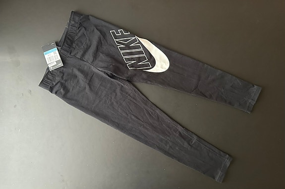 Uudet Nike 140/146 cm leggingsit