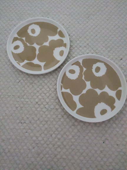 Marimekko Unikko-lautaset beige