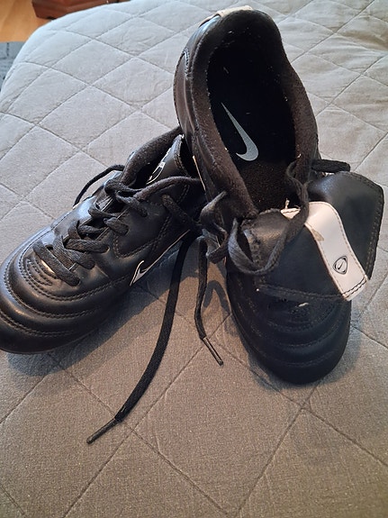 Jalkapallokengät koko 33