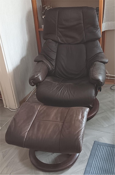 Ekornes Stressles nojatuoli ja rahi tummanruskea