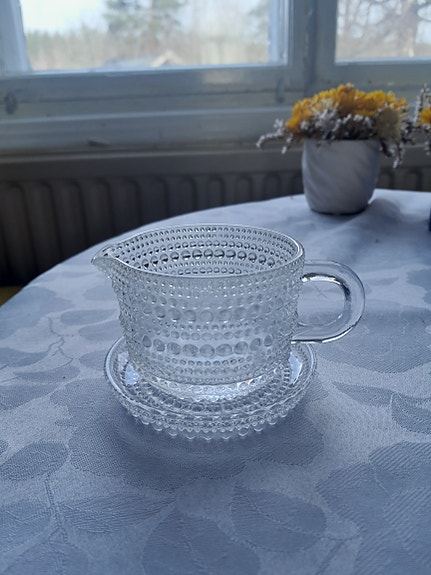 Kastehelmi kermakko ja aluslautanen