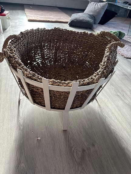 Metallinen kori ja vesiheinäkori