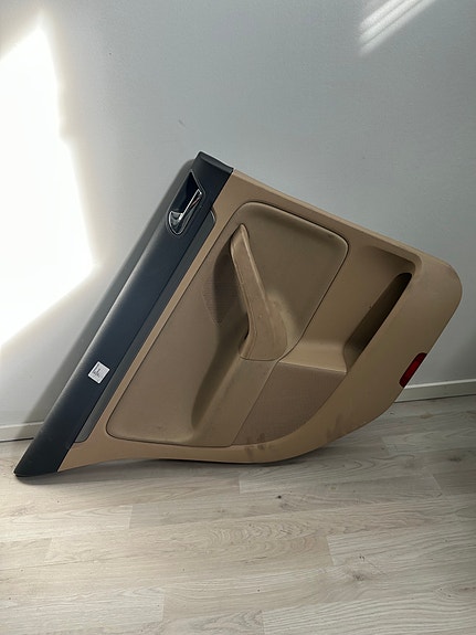 Volkswagen Golf mk5 vasen takaoviverhoilu