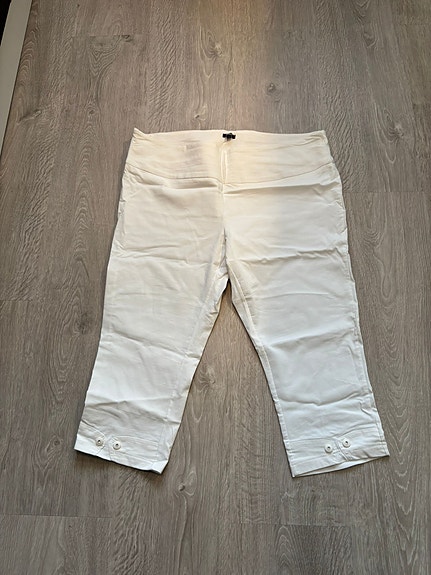 valkoiset caprihousut