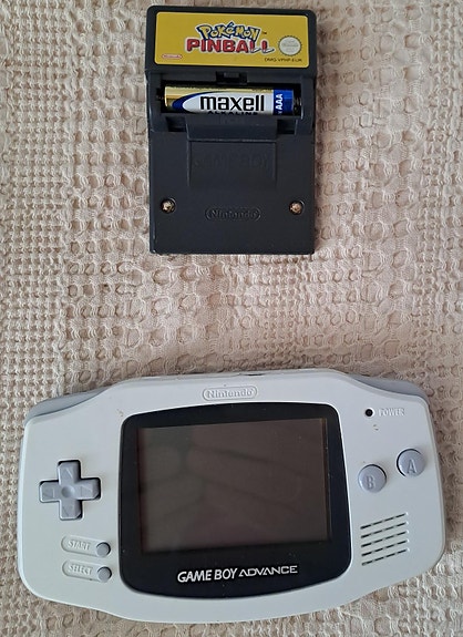 Nintendo Game Boy Advance käsikonsoli vaalea