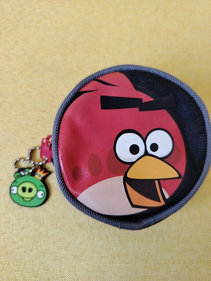 Myydään Disney Angry Birds kangaslompakko.