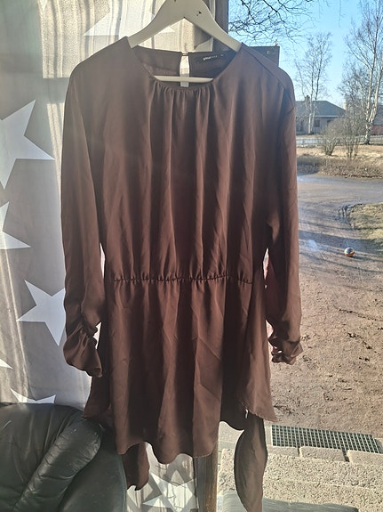 Naisten juhlamekko