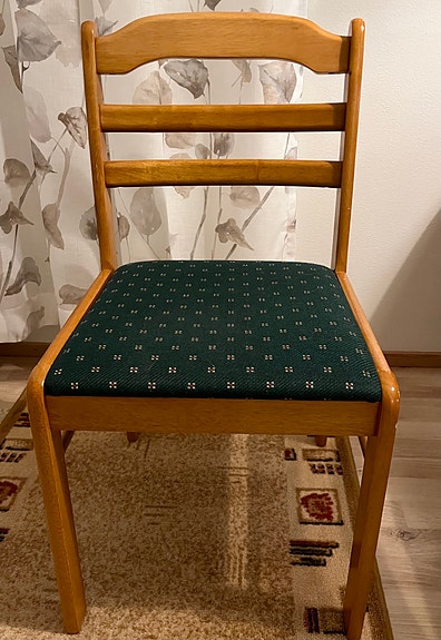 Kaksi ruokapöydän Isku-puutuolia