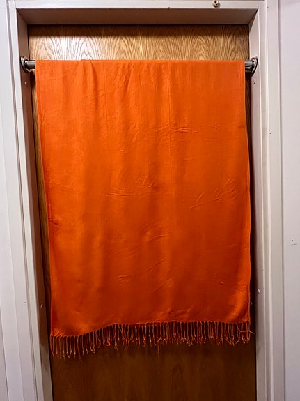 Iso, oranssi huivi