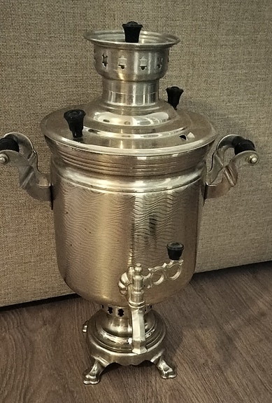 Vanha venäläinen metallinen samovaari.