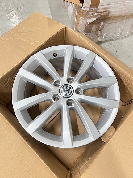 Alkuperäiset VW vanteet 3AA 601 025C