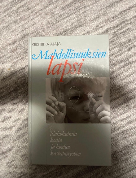 Mahdollisuuksien lapsi -kirja