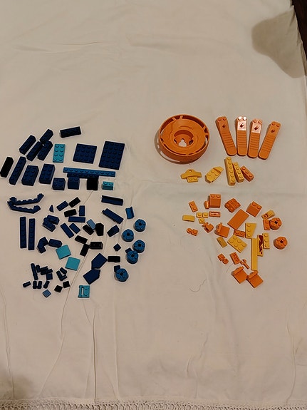 Lego palikat oranssi ja sininen