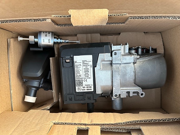 Käyttämätön Eberspächer hydronic hs3 d5e 12v diesel lämmitin ja asennussarja.