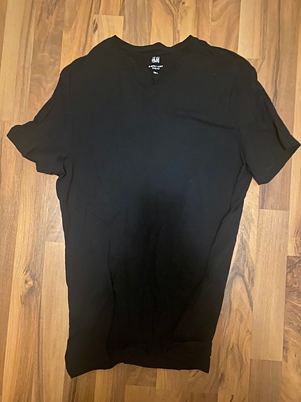 Musta t-paita (Black t-shirt)