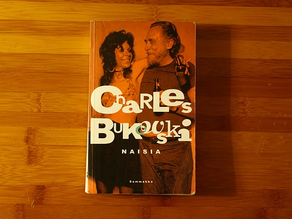 Charles Bukowski Naisia romaani suomenkielinen pokkari