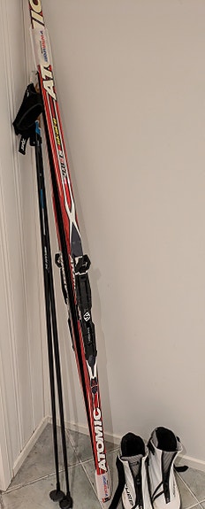 Atomic race skate sukset, fischerin monot ja sauvat