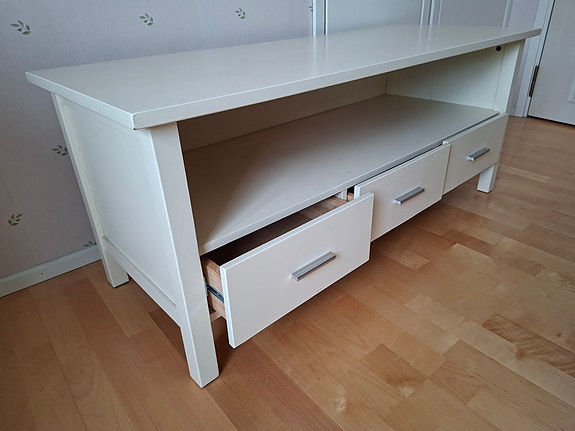 TÄYSPUINEN TV- taso