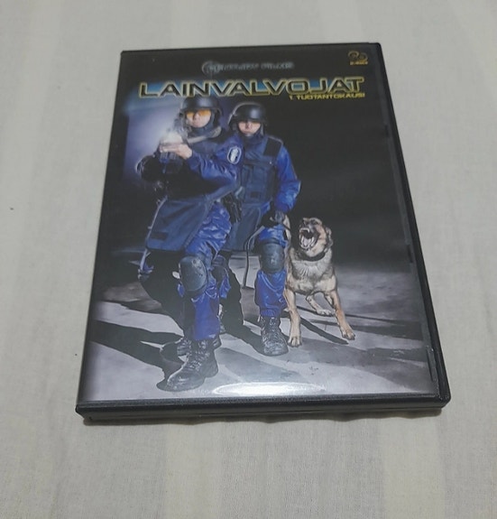Lainvalvojat 1 kausi DVD