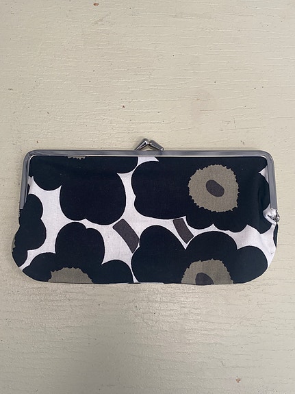Marimekko Silmälasikukkaro Mini Unikko (musta)