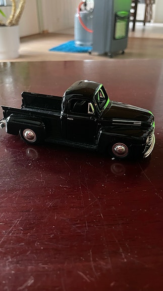 Ford F-1 pickup leluauto