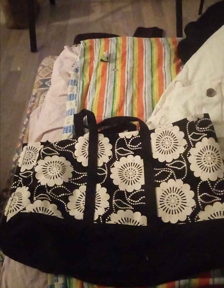 Mustavalkoinen kukallinen käsilaukku