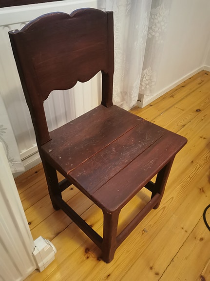 Talonpoikais tyylinen puutuoli.