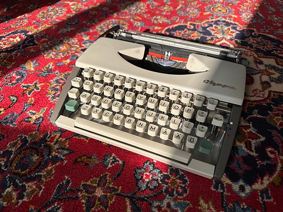 Olympia de Luxe matkakirjoituskone