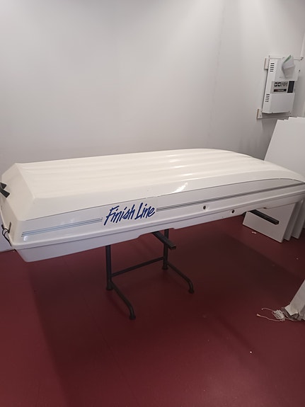 Valkoinen suksiboxi