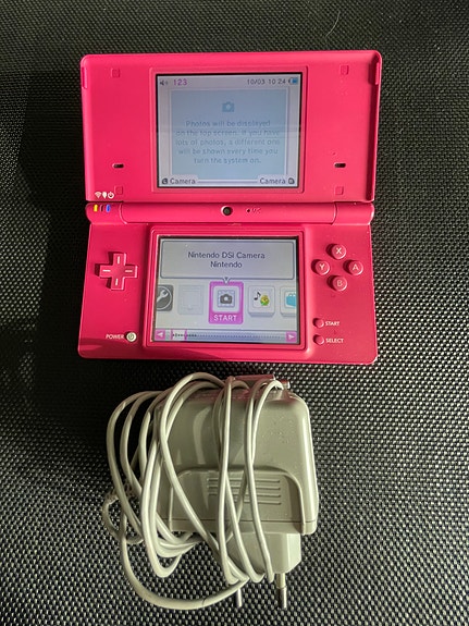 Nintendo DSi käsikonsoli/laturi+ 2 peliä