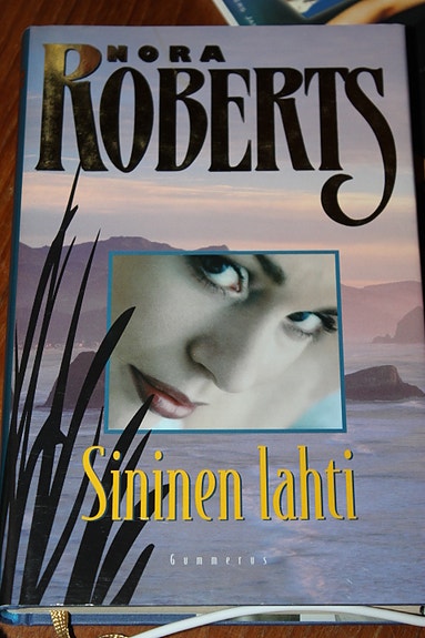 Nora Roberts Sininen Lahti