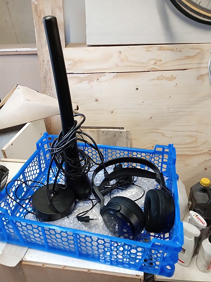 Sony langattomat kuulokkeet telakalla musta