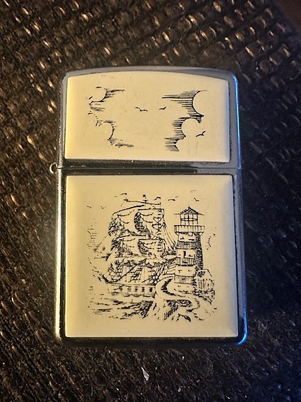 Aito Zippo sytytin meriteemainen kaiverrus.  B VI eli helmikuu 1990