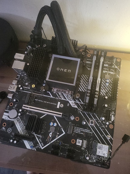 HP Omen 45L LGA 1700 Emolevy + 16 giga RGB ddr4 3733hz