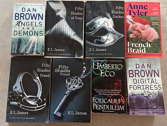 Sekalaisia englanninkielisiä pokkareita Dan Brown, E. L. James, Umberto Eco ym.