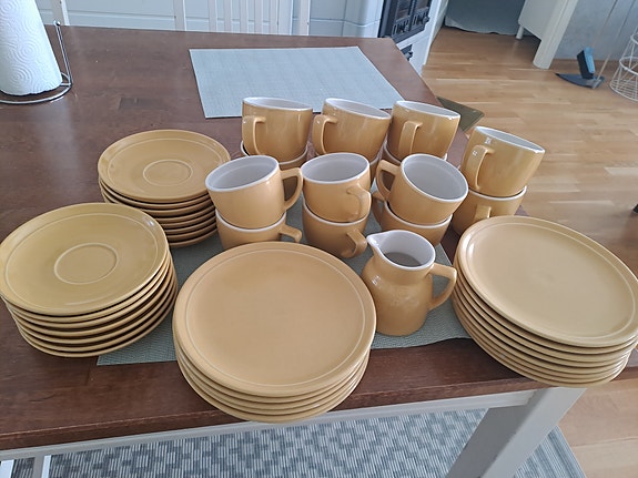 Kermansavi oliivi kahvikupit ja lautaset