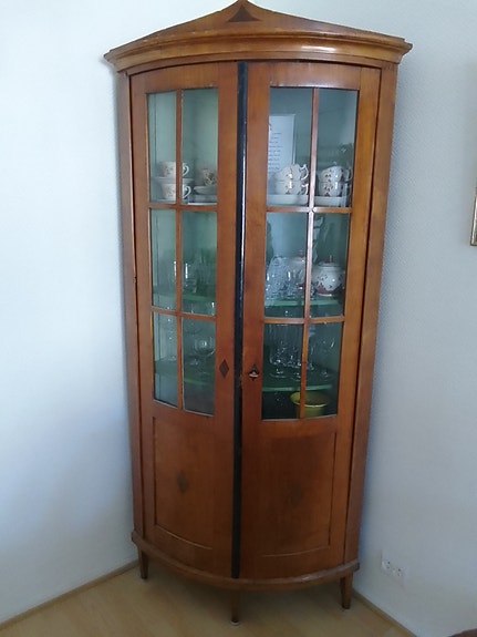Vanha kulmakaappi / vitriini