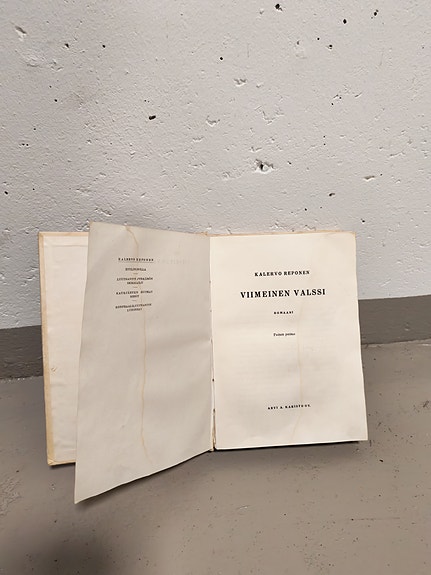 vanha kirja vuodelta 1944: Viimeinen valssi