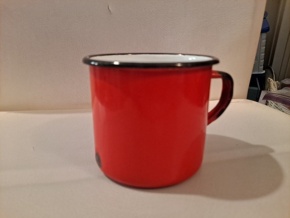 Emaloitu muki punainen